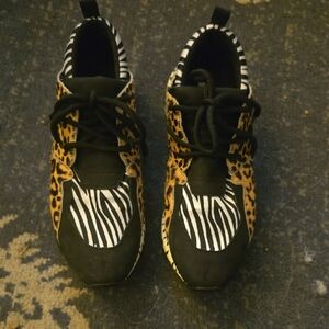 Steve Madden Womans Sneakers in Black and Tan Animal Print
